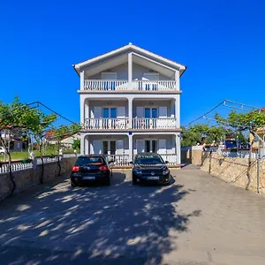 Klara Apartman Lopar